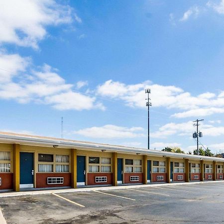 Econo Lodge Topeka Esterno foto