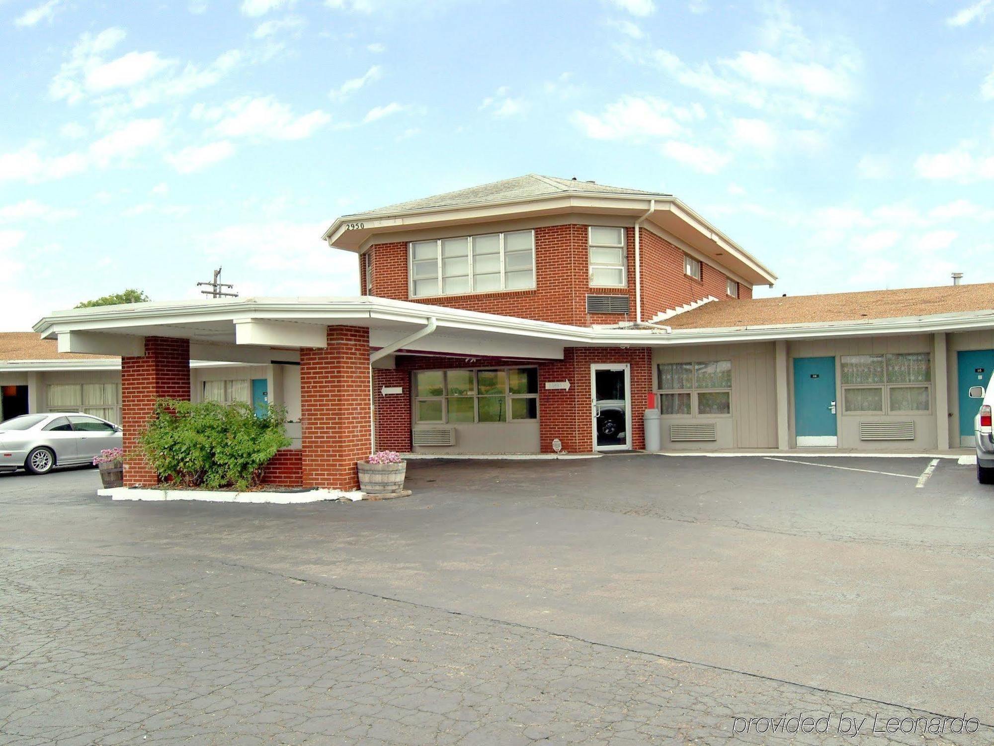 Econo Lodge Topeka Esterno foto