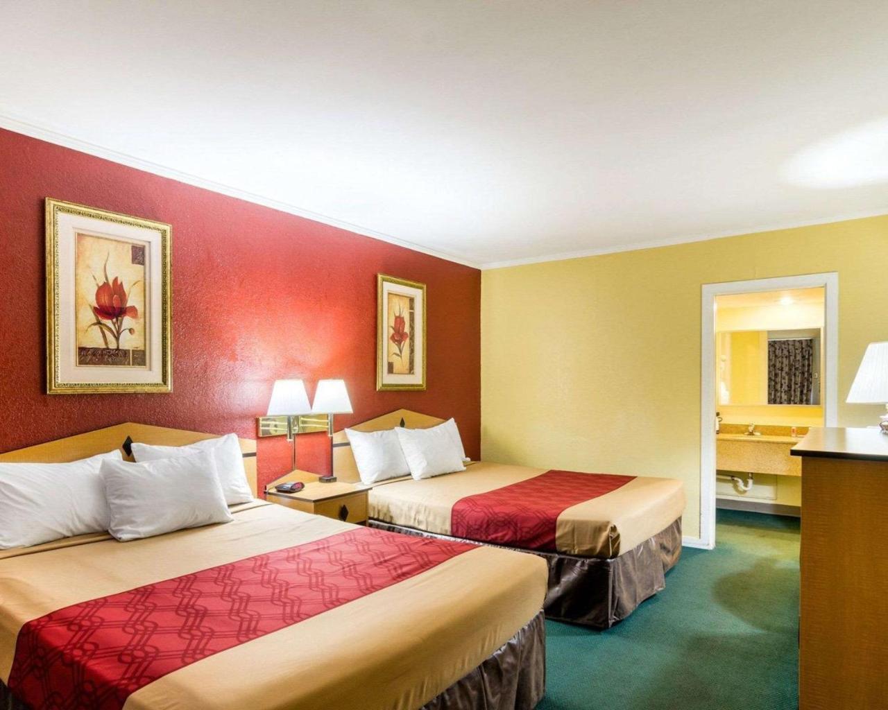 Econo Lodge Topeka Esterno foto