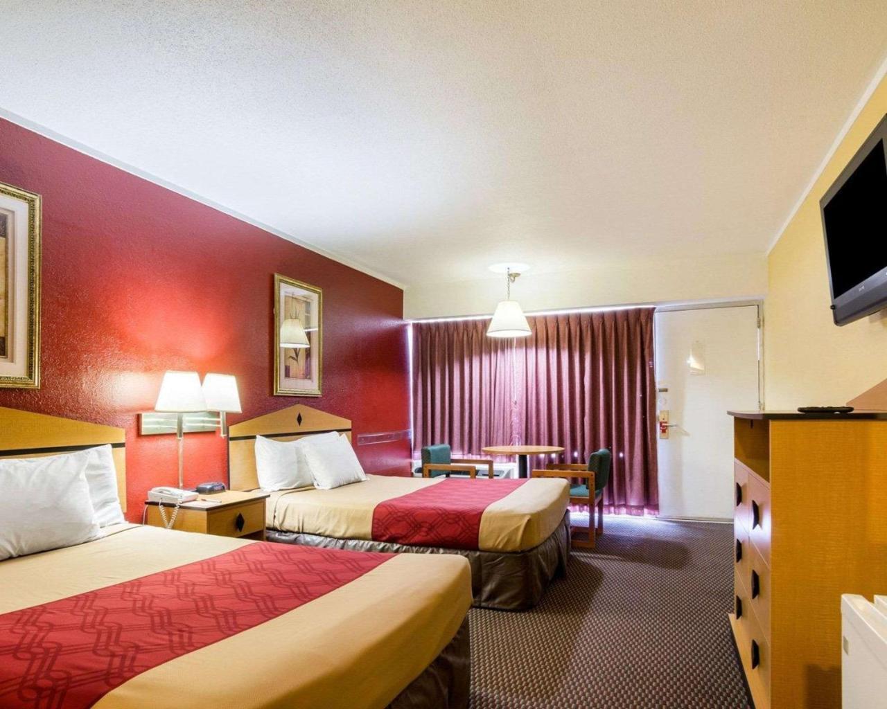 Econo Lodge Topeka Esterno foto