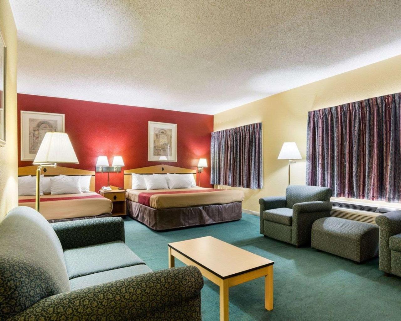 Econo Lodge Topeka Esterno foto
