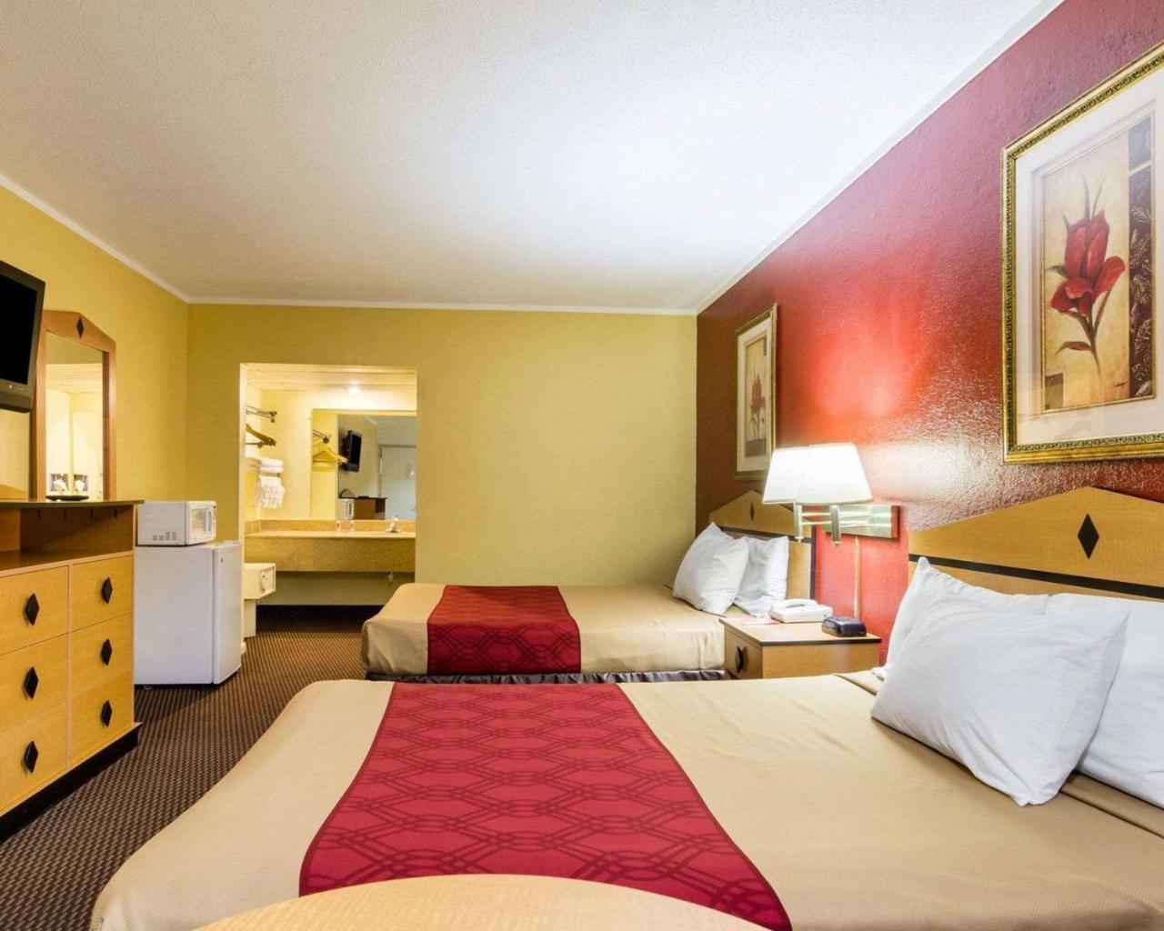 Econo Lodge Topeka Esterno foto