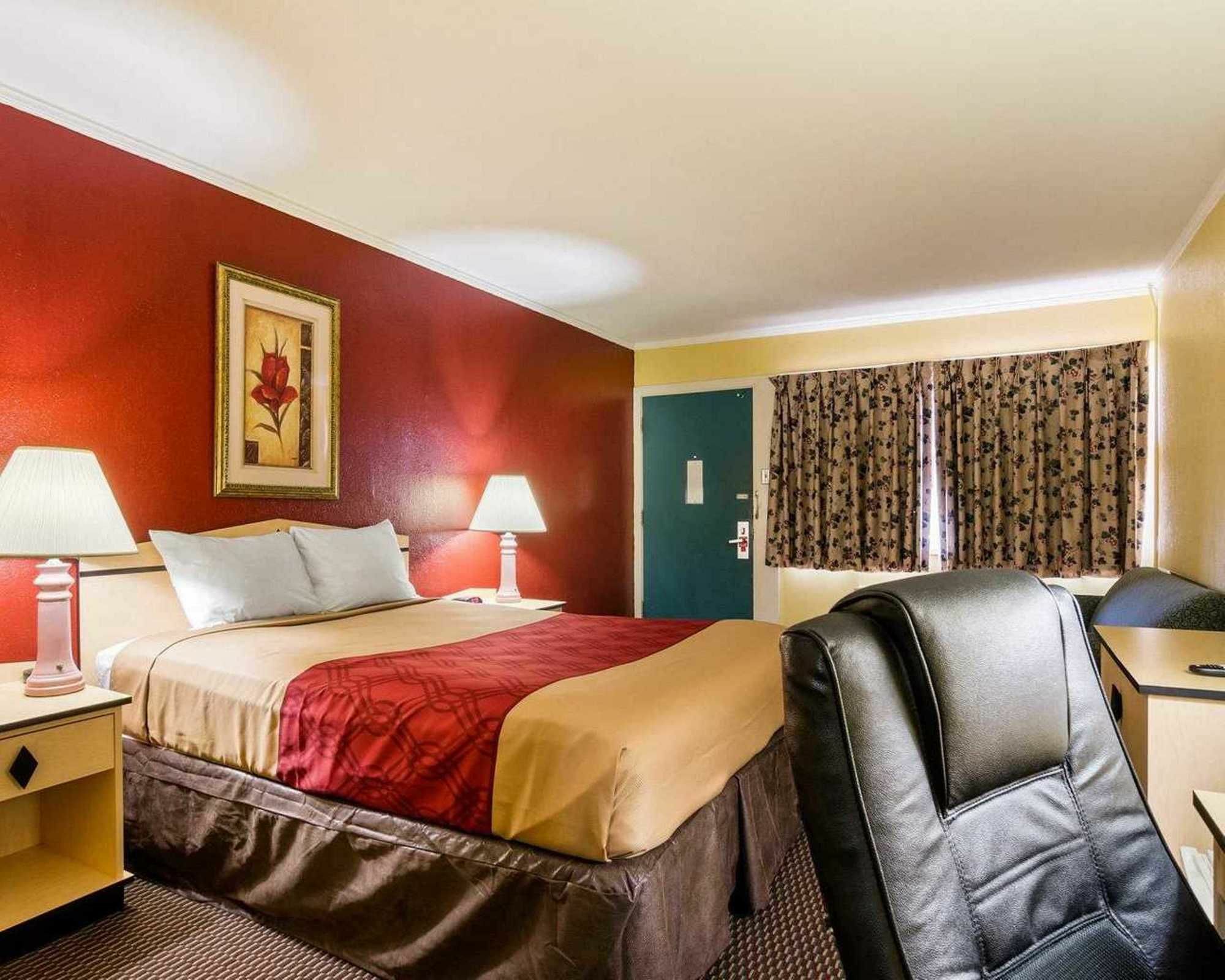 Econo Lodge Topeka Esterno foto
